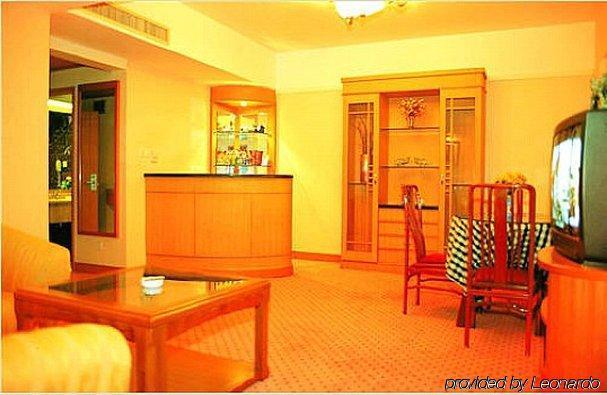 Crown Hotel Wuhan Room photo