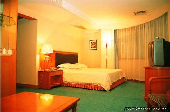Crown Hotel Wuhan Room photo
