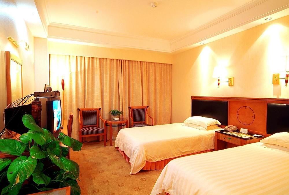Crown Hotel Wuhan Exterior photo