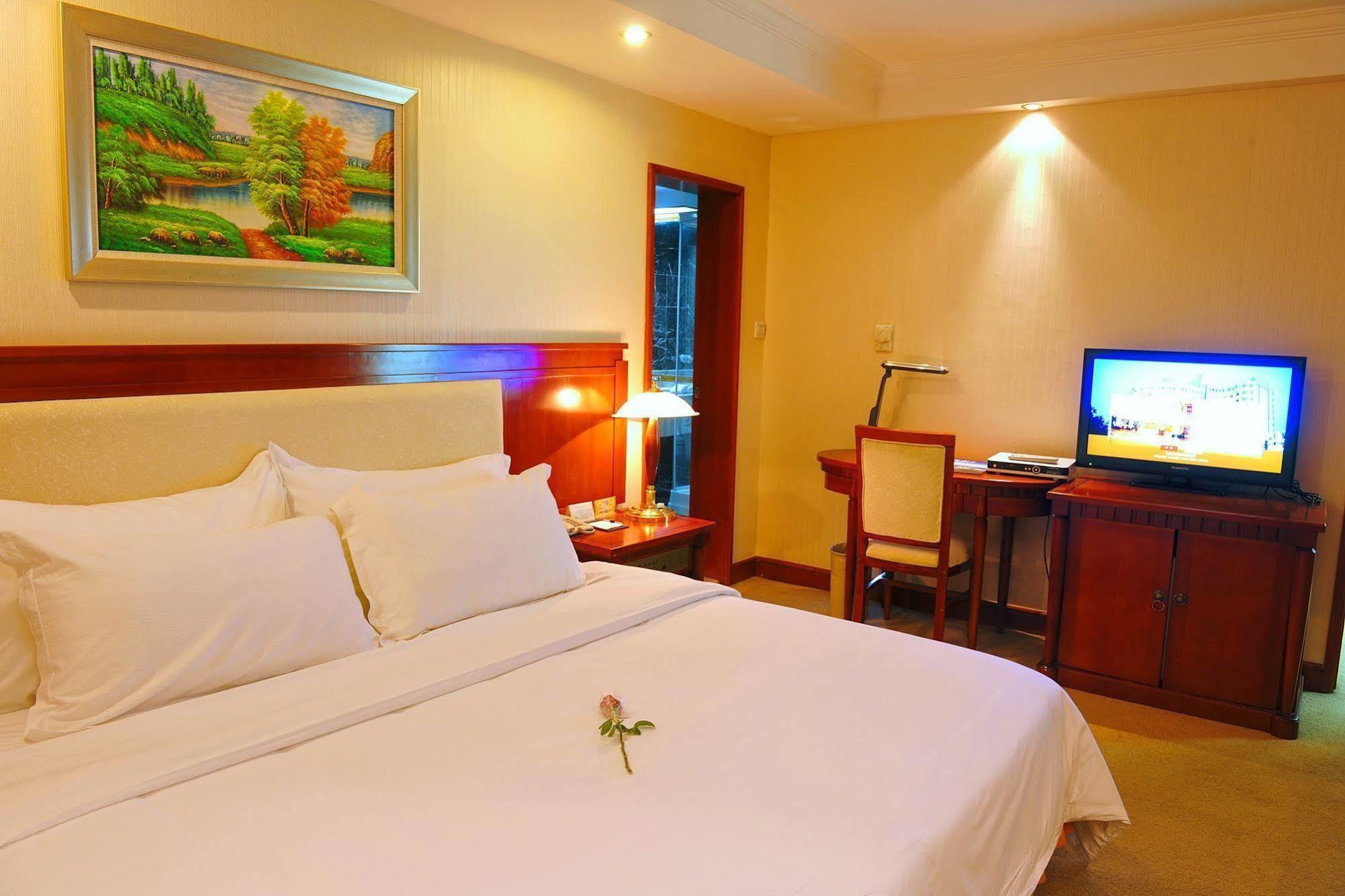 Crown Hotel Wuhan Exterior photo