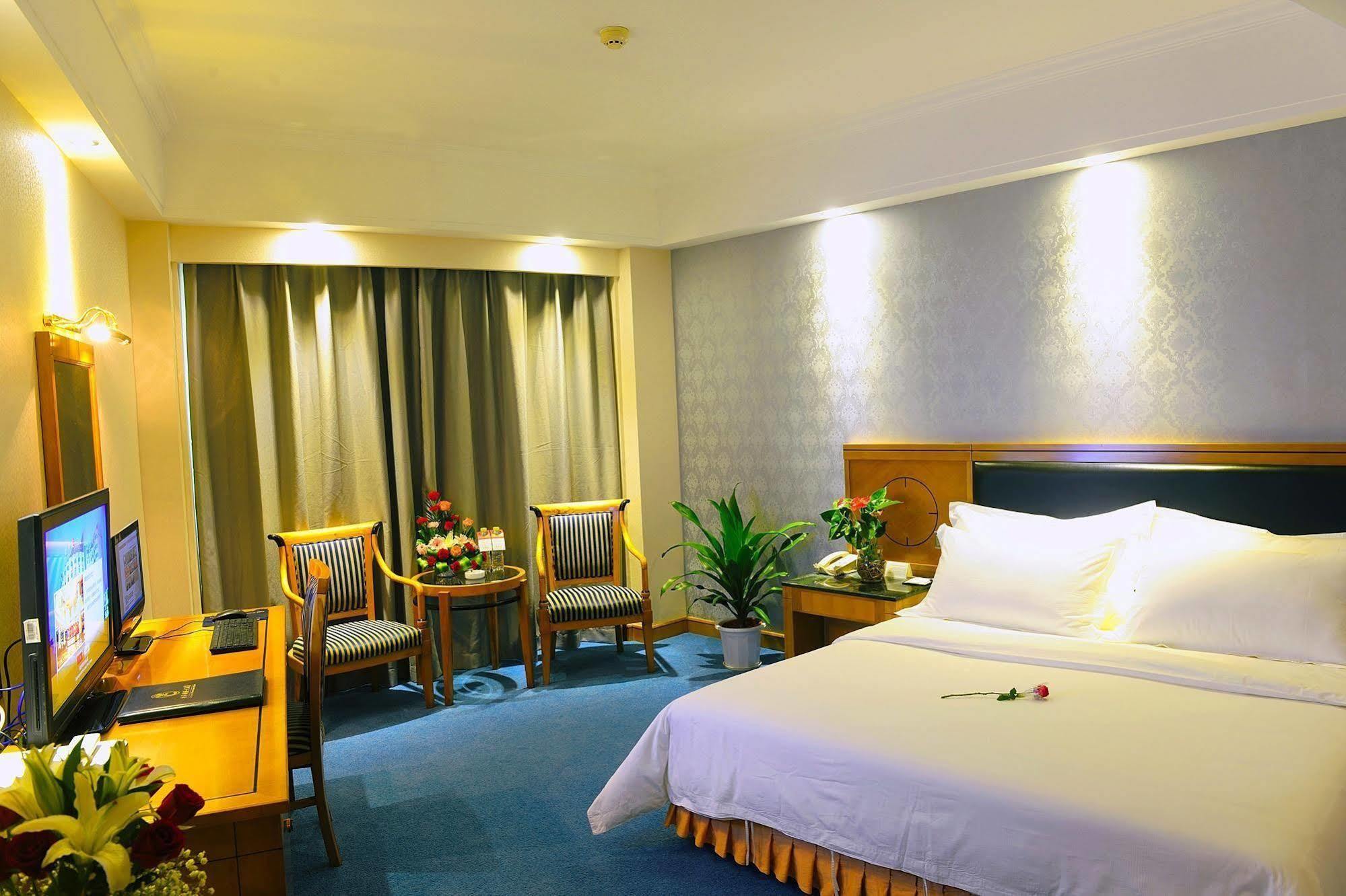 Crown Hotel Wuhan Exterior photo