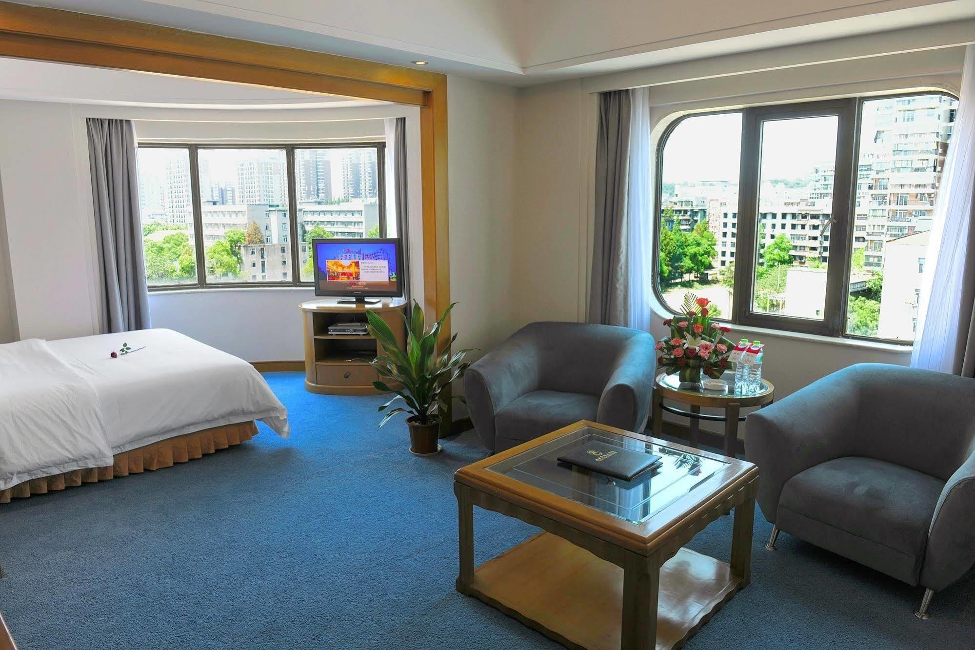 Crown Hotel Wuhan Exterior photo
