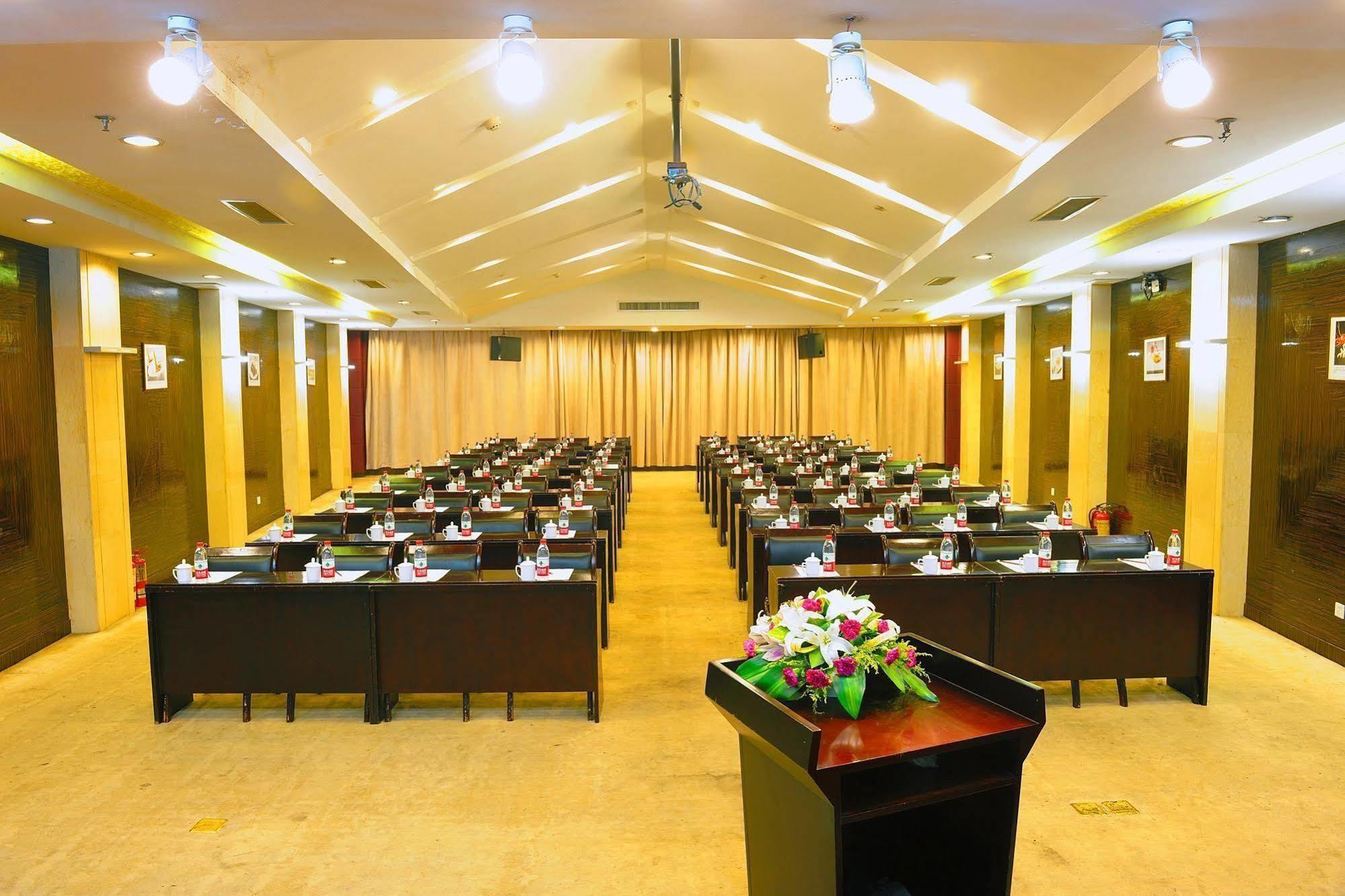 Crown Hotel Wuhan Exterior photo